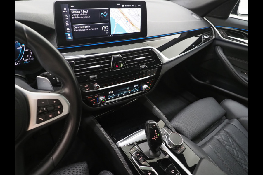 BMW 5 Serie Touring 530e M Sport Shadow Line | Panoramadak | Leder | LaserLED | HUD | Keyless | Sfeerlicht | Camera | Dodehoek