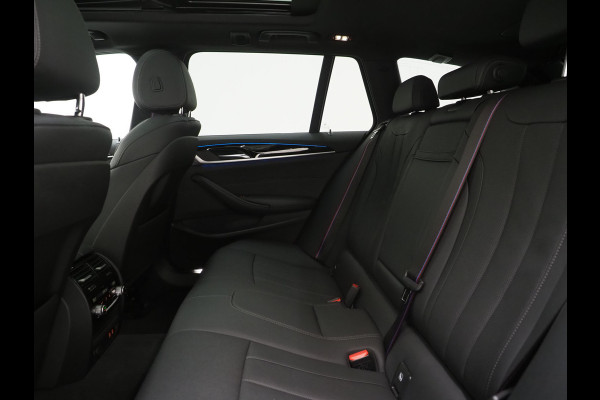 BMW 5 Serie Touring 530e M Sport Shadow Line | Panoramadak | Leder | LaserLED | HUD | Keyless | Sfeerlicht | Camera | Dodehoek