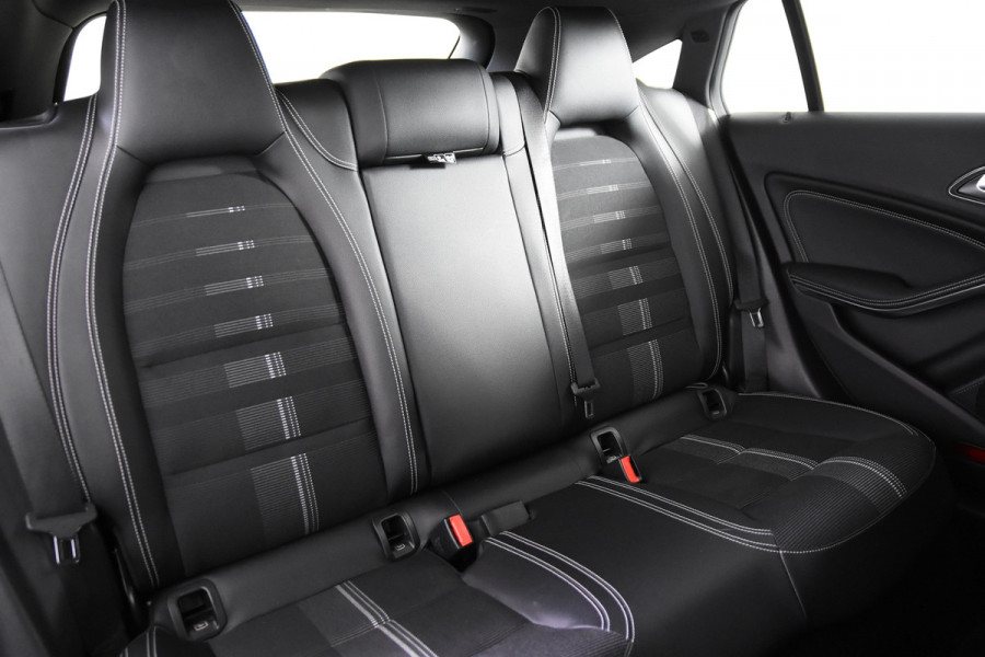 Mercedes-Benz CLA-Klasse Shooting Brake 180 AMG *Leer*Navigatie*
