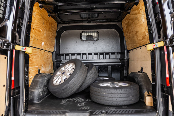 Ford Transit Custom 320 2.0 TDCI 170 PK L2H1 Limited DC | Dubbel cabine | Bi-Xenon | CarPlay | Navigatie | Stoelverwarming | Trekhaak | Euro 6 | Nieuwe APK