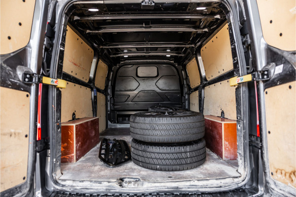 Ford Transit Custom 320 2.0 TDCI 185 PK L2H1 Sport | Automaat | CarPlay | Camera | Stoelverwarming | Navigatie | Elek stoelen | DAB | Nieuwe APK | Orig. NL Auto