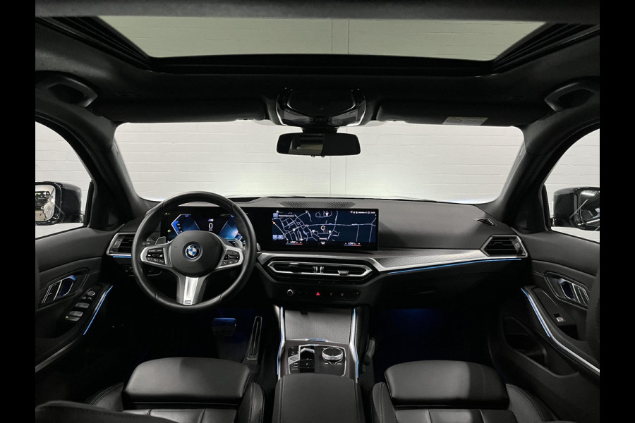 BMW 3-serie 330e M Sport | Open dak | Adapt. cruise | Trekhaak | Head-up | Stoelverwarming | Sfeerverlichting | Carplay | Leder