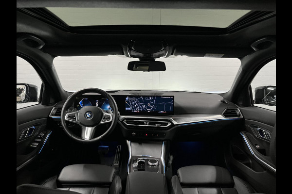 BMW 3-serie 330e M Sport | Open dak | Adapt. cruise | Trekhaak | Head-up | Stoelverwarming | Sfeerverlichting | Carplay | Leder