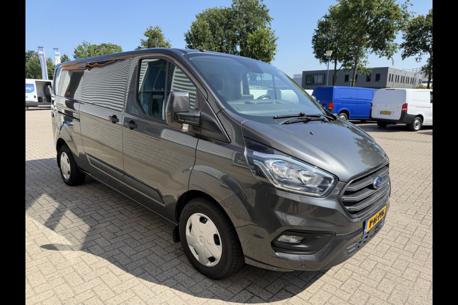 Ford Transit Custom 320 2.0 TDCI automaat L2H1 Trend / 3 persoons / vaste prijs rijklaar € 17.950 ex btw / lease vanaf € 302 / trekhaak / laadruimte gestoffeerd / airco / cruise / magneic grey metallic