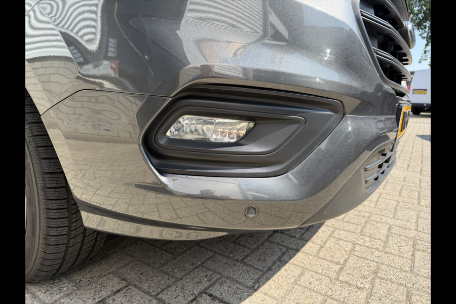 Ford Transit Custom 320 2.0 TDCI automaat L2H1 Trend / 3 persoons / vaste prijs rijklaar € 17.950 ex btw / lease vanaf € 302 / trekhaak / laadruimte gestoffeerd / airco / cruise / magneic grey metallic