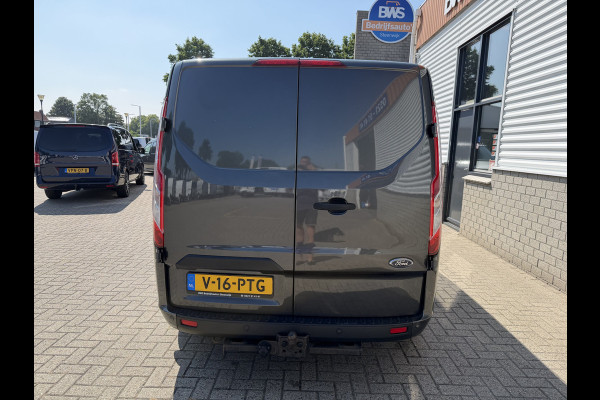 Ford Transit Custom 320 2.0 TDCI automaat L2H1 Trend / 3 persoons / vaste prijs rijklaar € 17.950 ex btw / lease vanaf € 302 / trekhaak / laadruimte gestoffeerd / airco / cruise / magneic grey metallic