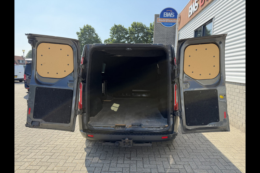 Ford Transit Custom 320 2.0 TDCI automaat L2H1 Trend / 3 persoons / vaste prijs rijklaar € 17.950 ex btw / lease vanaf € 302 / trekhaak / laadruimte gestoffeerd / airco / cruise / magneic grey metallic