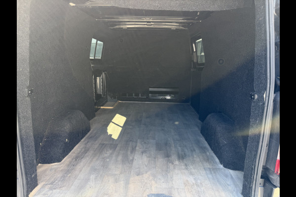 Ford Transit Custom 320 2.0 TDCI automaat L2H1 Trend / 3 persoons / vaste prijs rijklaar € 17.950 ex btw / lease vanaf € 302 / trekhaak / laadruimte gestoffeerd / airco / cruise / magneic grey metallic