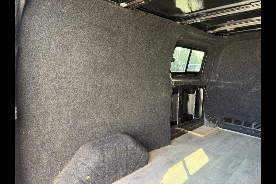 Ford Transit Custom 320 2.0 TDCI automaat L2H1 Trend / 3 persoons / vaste prijs rijklaar € 17.950 ex btw / lease vanaf € 302 / trekhaak / laadruimte gestoffeerd / airco / cruise / magneic grey metallic