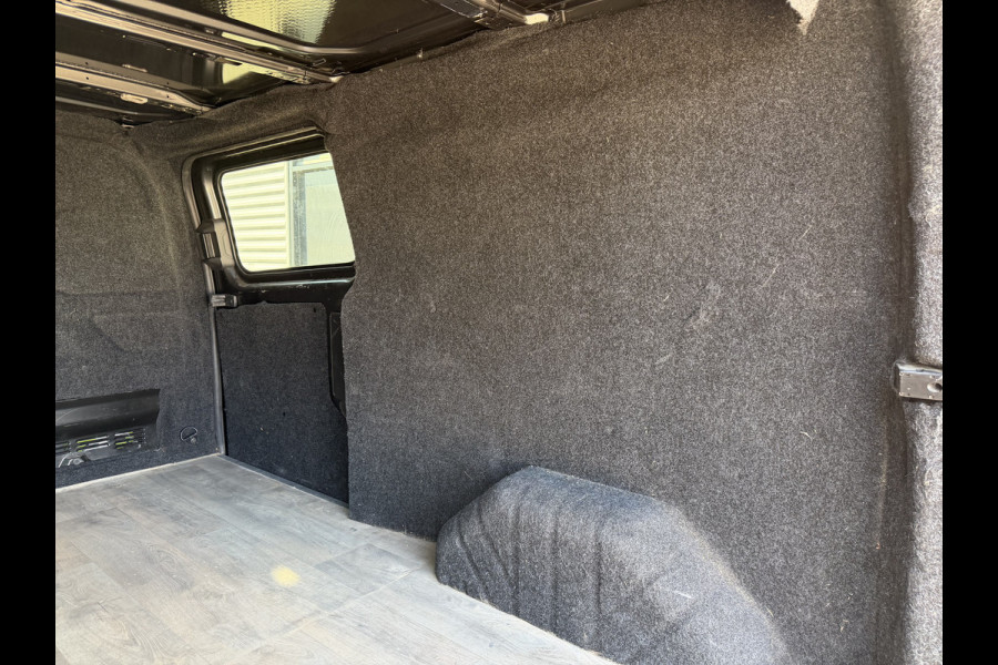 Ford Transit Custom 320 2.0 TDCI automaat L2H1 Trend / 3 persoons / vaste prijs rijklaar € 17.950 ex btw / lease vanaf € 302 / trekhaak / laadruimte gestoffeerd / airco / cruise / magneic grey metallic