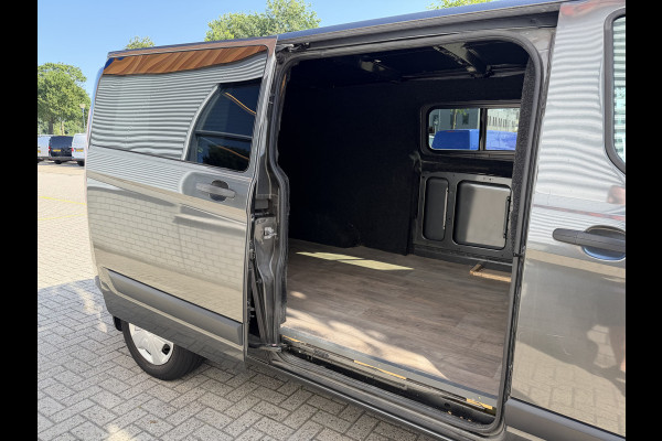 Ford Transit Custom 320 2.0 TDCI automaat L2H1 Trend / 3 persoons / vaste prijs rijklaar € 17.950 ex btw / lease vanaf € 302 / trekhaak / laadruimte gestoffeerd / airco / cruise / magneic grey metallic