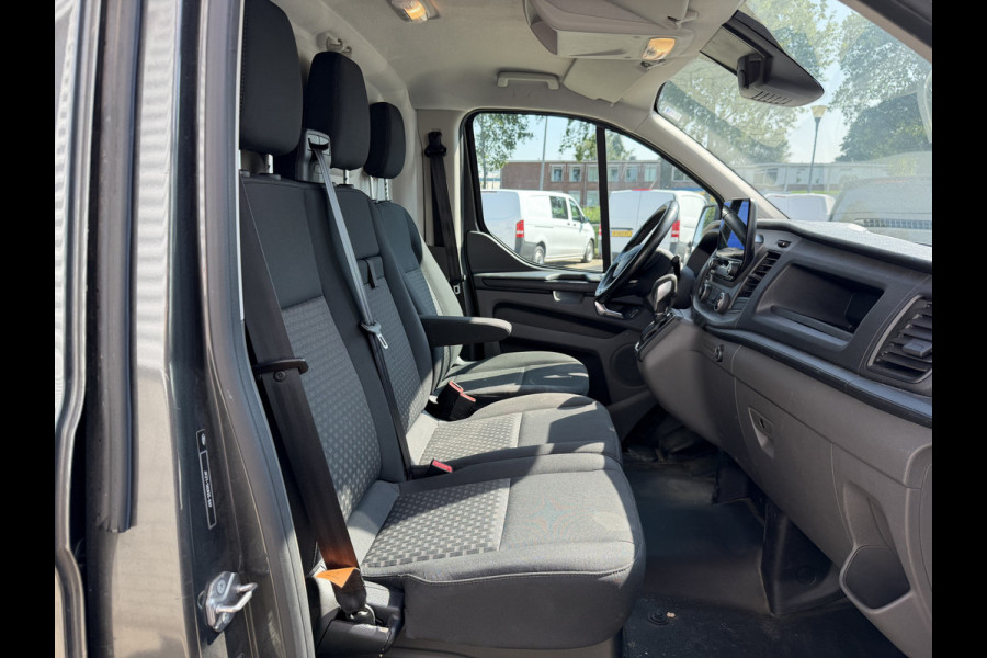 Ford Transit Custom 320 2.0 TDCI automaat L2H1 Trend / 3 persoons / vaste prijs rijklaar € 17.950 ex btw / lease vanaf € 302 / trekhaak / laadruimte gestoffeerd / airco / cruise / magneic grey metallic