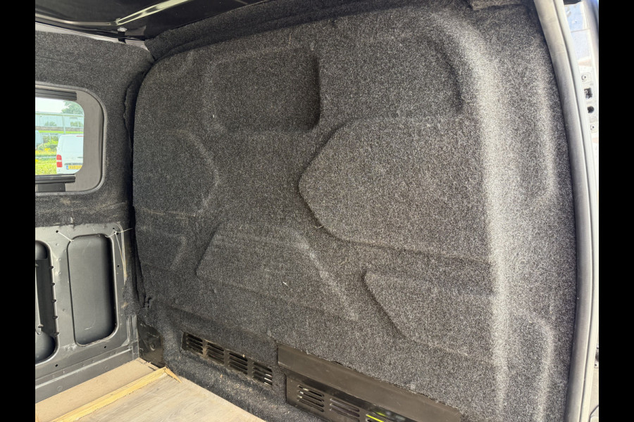 Ford Transit Custom 320 2.0 TDCI automaat L2H1 Trend / 3 persoons / vaste prijs rijklaar € 17.950 ex btw / lease vanaf € 302 / trekhaak / laadruimte gestoffeerd / airco / cruise / magneic grey metallic