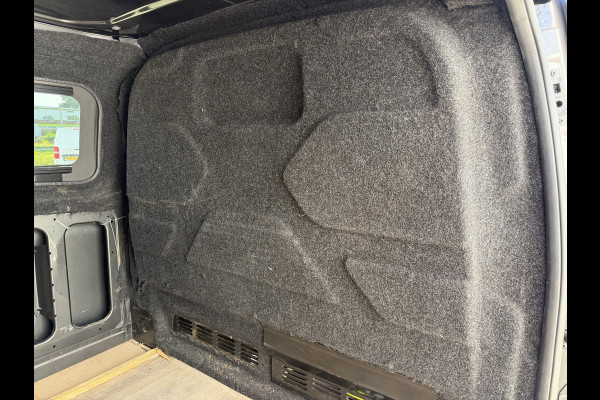 Ford Transit Custom 320 2.0 TDCI automaat L2H1 Trend / 3 persoons / vaste prijs rijklaar € 17.950 ex btw / lease vanaf € 302 / trekhaak / laadruimte gestoffeerd / airco / cruise / magneic grey metallic