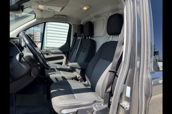 Ford Transit Custom 320 2.0 TDCI automaat L2H1 Trend / 3 persoons / vaste prijs rijklaar € 17.950 ex btw / lease vanaf € 302 / trekhaak / laadruimte gestoffeerd / airco / cruise / magneic grey metallic