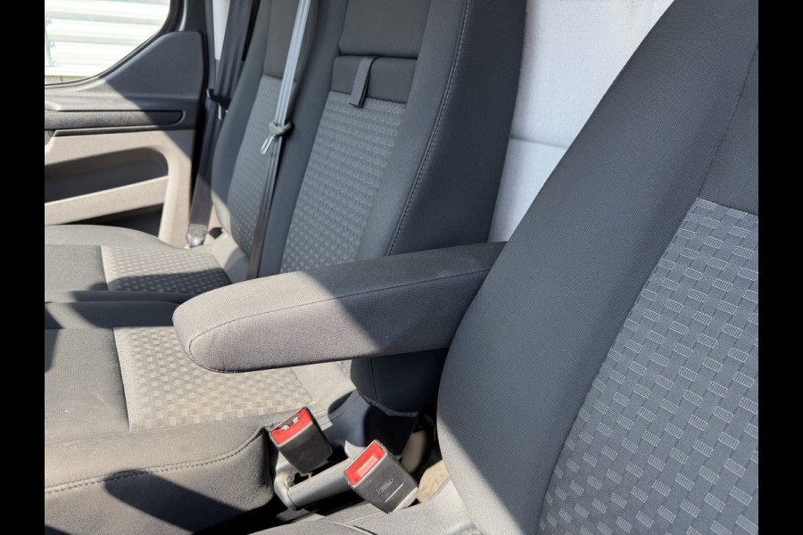 Ford Transit Custom 320 2.0 TDCI automaat L2H1 Trend / 3 persoons / vaste prijs rijklaar € 17.950 ex btw / lease vanaf € 302 / trekhaak / laadruimte gestoffeerd / airco / cruise / magneic grey metallic