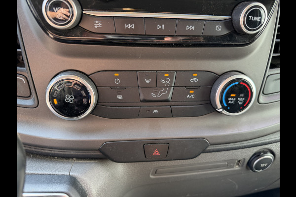 Ford Transit Custom 320 2.0 TDCI automaat L2H1 Trend / 3 persoons / vaste prijs rijklaar € 17.950 ex btw / lease vanaf € 302 / trekhaak / laadruimte gestoffeerd / airco / cruise / magneic grey metallic