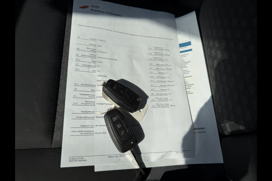 Ford Transit Custom 320 2.0 TDCI automaat L2H1 Trend / 3 persoons / vaste prijs rijklaar € 17.950 ex btw / lease vanaf € 302 / trekhaak / laadruimte gestoffeerd / airco / cruise / magneic grey metallic