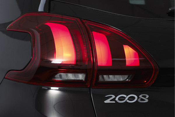 Peugeot 2008 1.2 PureTech Allure | Cruise | PDC | Camera | NAV+App.Connect | Auto.Airco | Trekhaak | LM 16" |