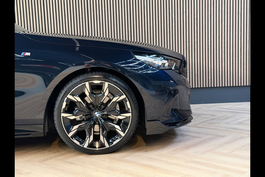 BMW 5 Serie 520i M Sport |Pano|Keyles|HeadUp|360|H&K|Carbon