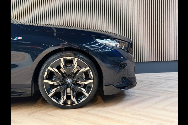 BMW 5 Serie 520i M Sport |Pano|Keyles|HeadUp|360|H&K|Carbon