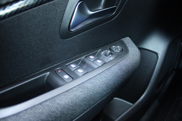 Peugeot 208 1.2 100PK STYLE | APPLE CARPLAY/ANDROID AUTO | CRUISE CONTROL | AIRCO | PARKEERSENSOREN ACHTER | DAB+ RADIO | LICHT SENSOR | LAGE KM STAND! |