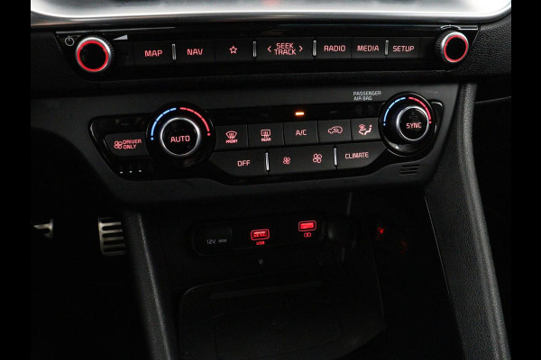 Kia Niro 1.6 GDi Hybrid ExecutiveLine | JBLsound | Trekhaak | Panoramadak | Adaptive cruise | Stoel & Stuurverwarming | Stoelkoeling | Stoelverwarming achter | Carplay | Sfeerverlichting | Side assist | Camera | Climate control | Bluetooth | DAB+ | Navigatie