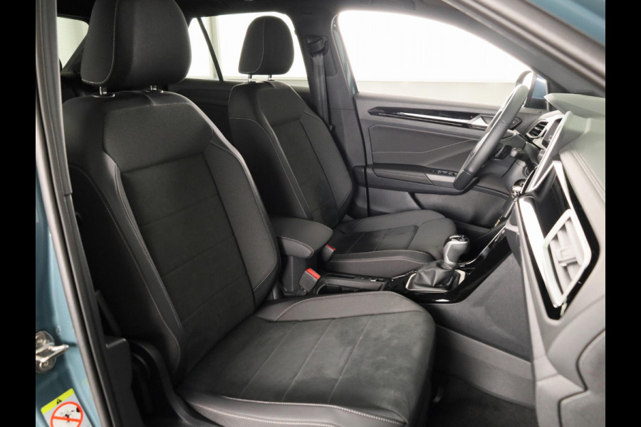 Volkswagen T-Roc 1.5 TSI R-Line 150 pk Automaat (DSG) | Verlengde garantie | Navigatie | Panoramadak | Parkeersensoren (Park assist) | Standkachel | R-Line |
