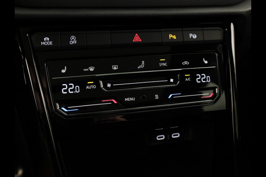 Volkswagen T-Roc 1.5 TSI R-Line 150 pk Automaat (DSG) | Verlengde garantie | Navigatie | Panoramadak | Parkeersensoren (Park assist) | Standkachel | R-Line |