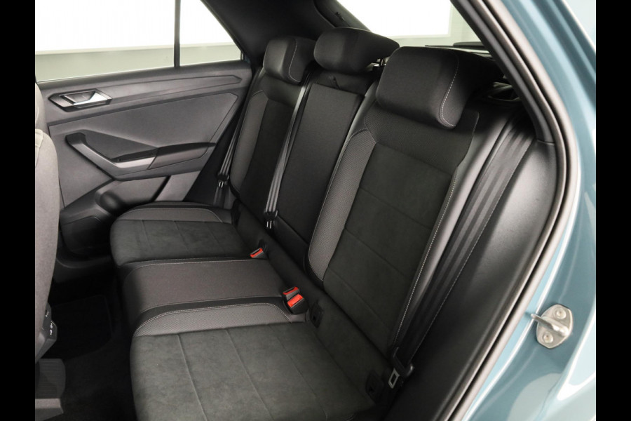Volkswagen T-Roc 1.5 TSI R-Line 150 pk Automaat (DSG) | Verlengde garantie | Navigatie | Panoramadak | Parkeersensoren (Park assist) | Standkachel | R-Line |