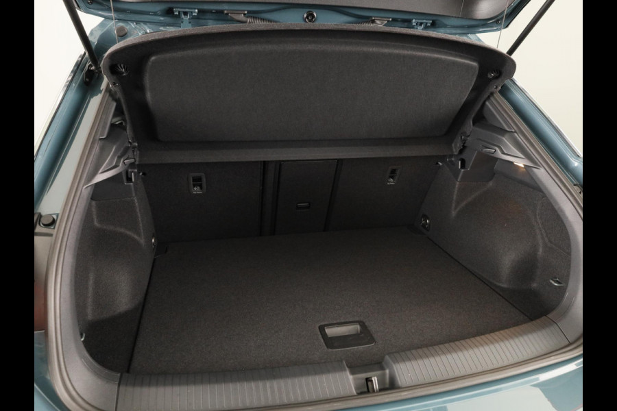 Volkswagen T-Roc 1.5 TSI R-Line 150 pk Automaat (DSG) | Verlengde garantie | Navigatie | Panoramadak | Parkeersensoren (Park assist) | Standkachel | R-Line |