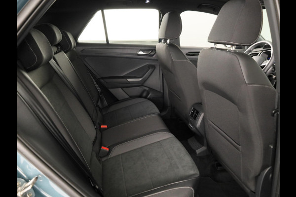 Volkswagen T-Roc 1.5 TSI R-Line 150 pk Automaat (DSG) | Verlengde garantie | Navigatie | Panoramadak | Parkeersensoren (Park assist) | Standkachel | R-Line |