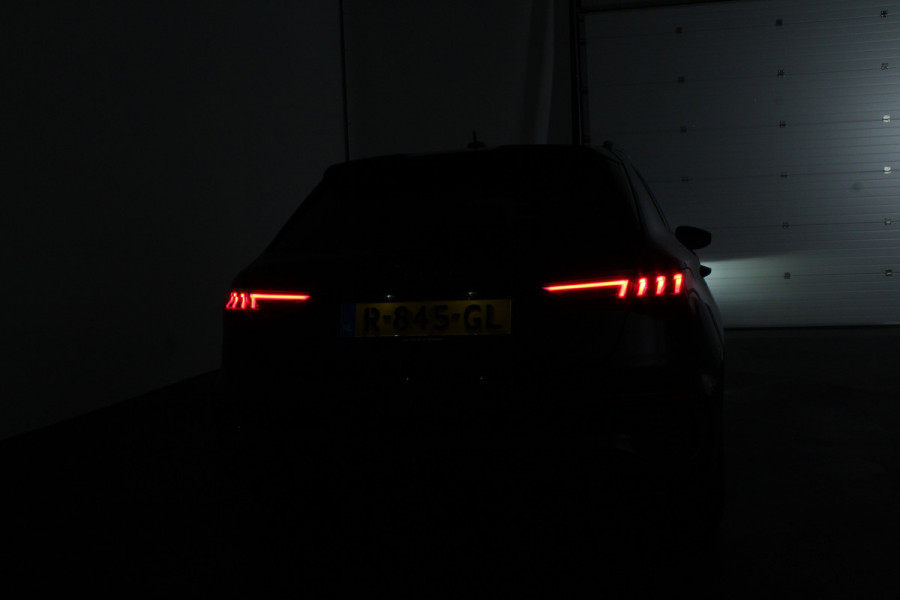 Audi A3 Sportback 40 TFSI e S line edition > Sfeerverlichting/18inch/Trekhaak/Plug in hybrid/Mythos Black