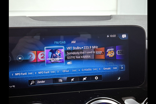 Mercedes-Benz GLA 250 e Business Solution AMG Limited lichtmetalen velgen | Wide screen | Navigatie MBUX | Parking support met camera Inclusief 24 maanden MB Certified garantie voor Europa.