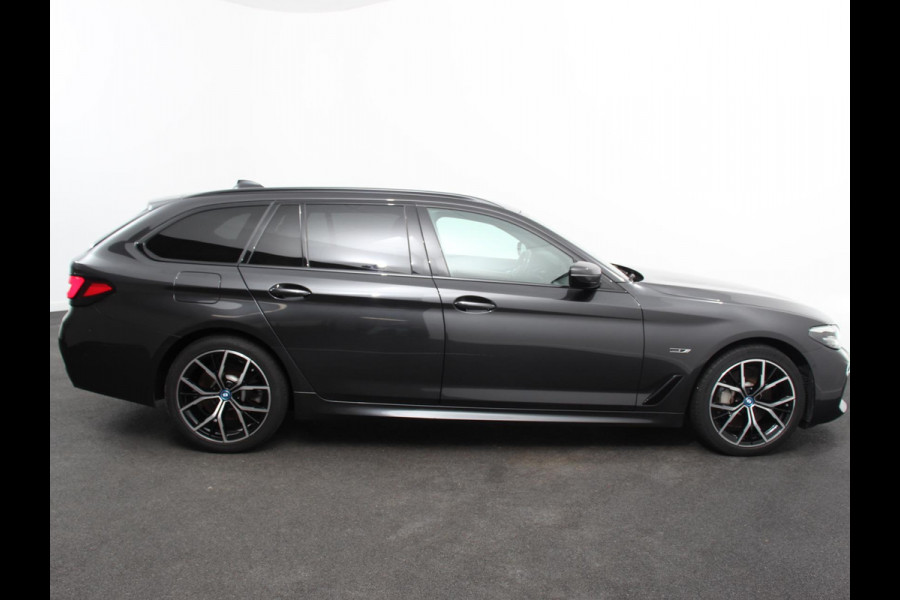 BMW 5 Serie Touring 530e M-Sport High Executive Cimate control Cruise control Navigatie Apple Carplay/ Android Auto Parkeersensoren Camera Lichtmetalen velgen Led