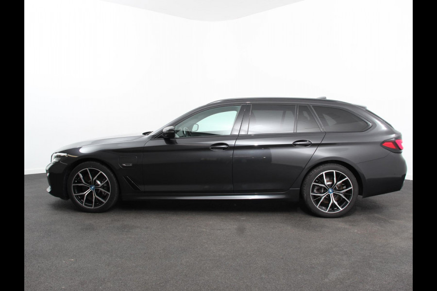 BMW 5 Serie Touring 530e M-Sport High Executive Cimate control Cruise control Navigatie Apple Carplay/ Android Auto Parkeersensoren Camera Lichtmetalen velgen Led