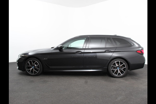 BMW 5 Serie Touring 530e M-Sport High Executive Cimate control Cruise control Navigatie Apple Carplay/ Android Auto Parkeersensoren Camera Lichtmetalen velgen Led