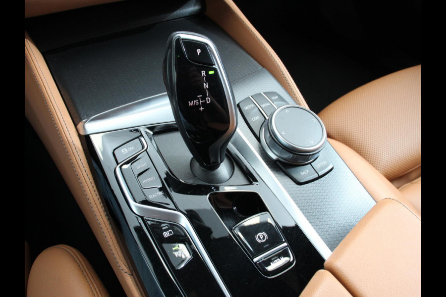 BMW 5 Serie Touring 530e M-Sport High Executive Cimate control Cruise control Navigatie Apple Carplay/ Android Auto Parkeersensoren Camera Lichtmetalen velgen Led