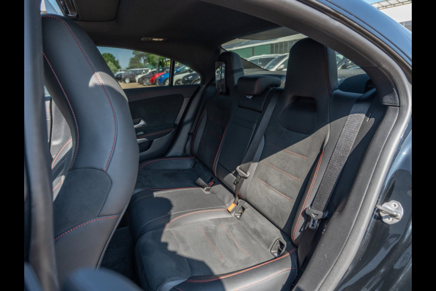 Mercedes-Benz CLA-Klasse 200 Business Solution AMG Night | Pano | Sfeer | Camera | BTW