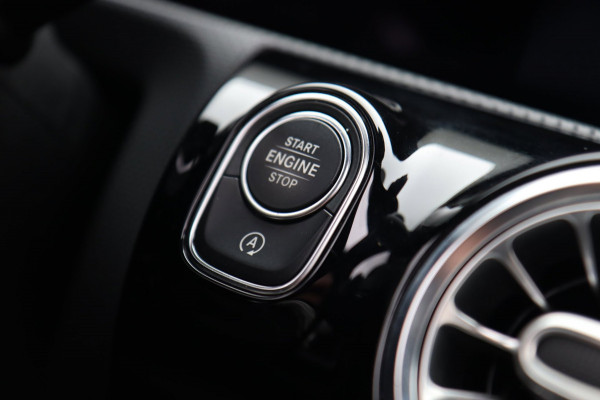 Mercedes-Benz CLA-Klasse 200 AMG Line Premium Plus / PANO / MEMORY / BURMESTER / KEYLESS / CAMERA