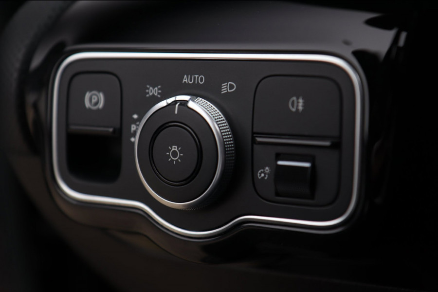 Mercedes-Benz CLA-Klasse 200 AMG Line Premium Plus / PANO / MEMORY / BURMESTER / KEYLESS / CAMERA