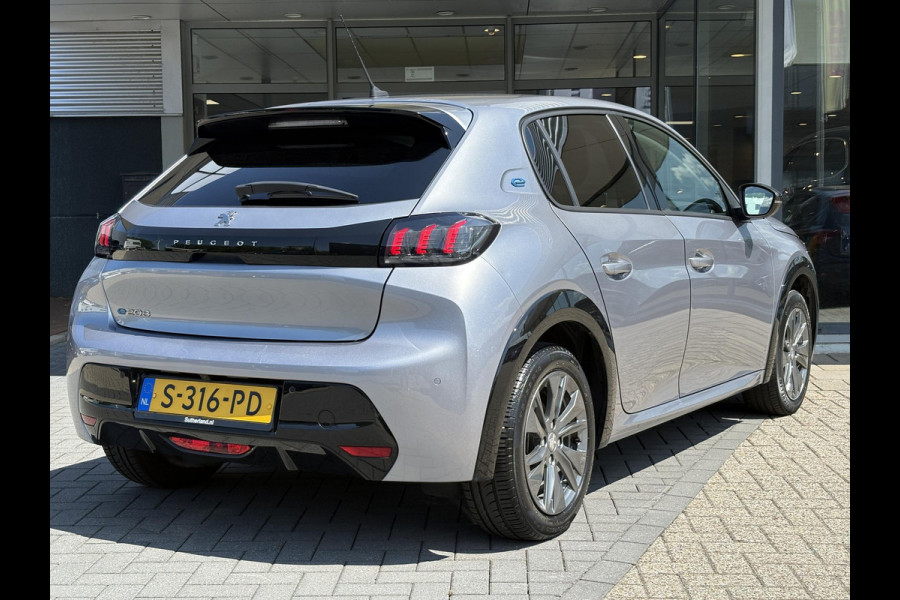 Peugeot e-208 EV Allure Pack 50 kWh | 98,7% SOH! | Achteruitrijcamera | Cruise Control | Navigatie | LM Velgen |