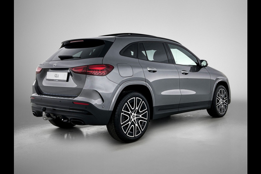 Mercedes-Benz GLA 250 e 140 Year Edition | Premium Plus pakket | Nightpakket | Parkeerpakket met 360°-camera | Trekhaak | Panoramaschuifdak | 20” tien-dubbelspaaks AMG velgen |