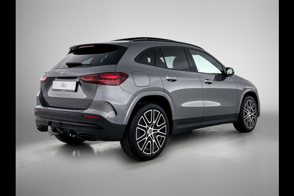 Mercedes-Benz GLA 250 e 140 Year Edition | Premium Plus pakket | Nightpakket | Parkeerpakket met 360°-camera | Trekhaak | Panoramaschuifdak | 20” tien-dubbelspaaks AMG velgen |