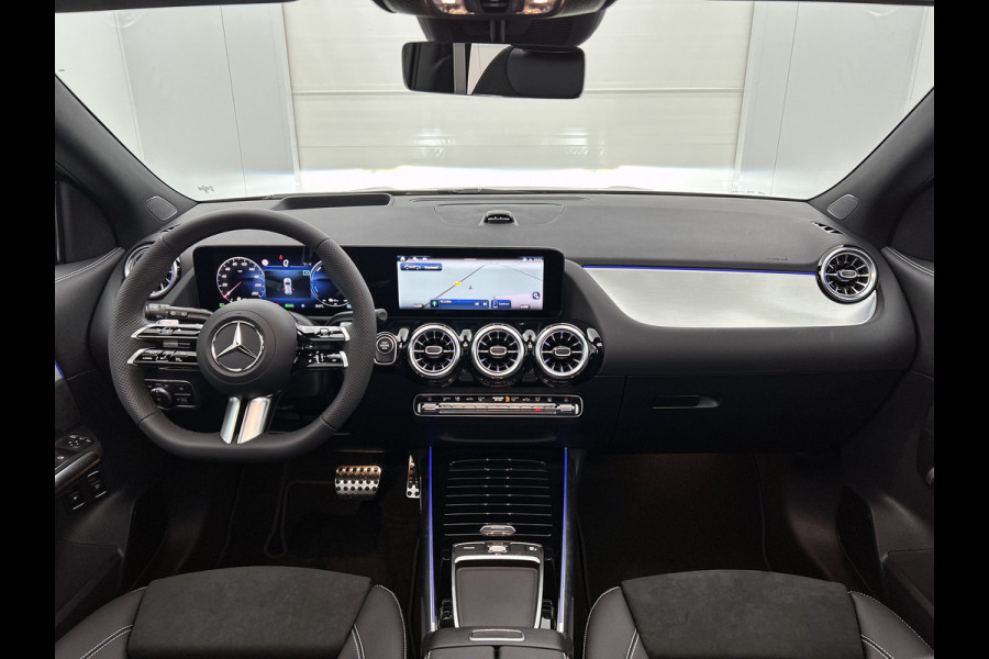Mercedes-Benz GLA 250 e 140 Year Edition | Premium Plus pakket | Nightpakket | Parkeerpakket met 360°-camera | Trekhaak | Panoramaschuifdak | 20” tien-dubbelspaaks AMG velgen |