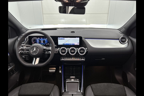 Mercedes-Benz GLA 250 e 140 Year Edition | Premium Plus pakket | Nightpakket | Parkeerpakket met 360°-camera | Trekhaak | Panoramaschuifdak | 20” tien-dubbelspaaks AMG velgen |