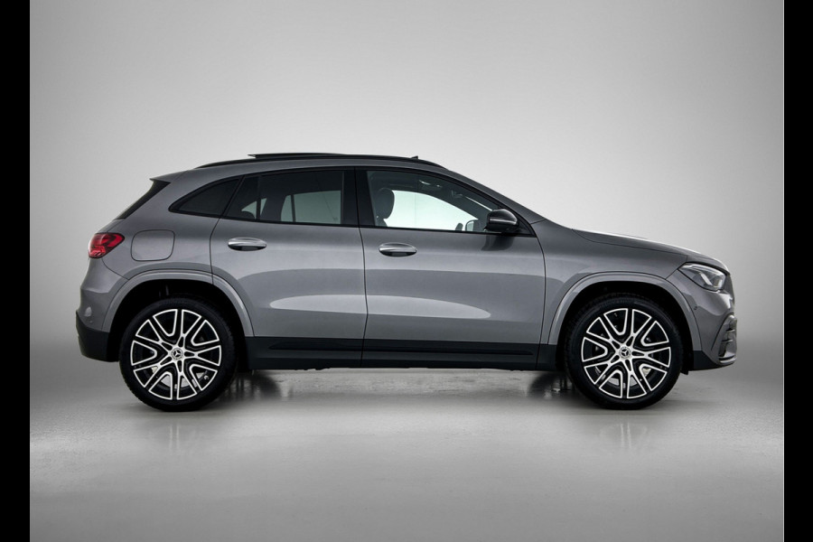 Mercedes-Benz GLA 250 e 140 Year Edition | Premium Plus pakket | Nightpakket | Parkeerpakket met 360°-camera | Trekhaak | Panoramaschuifdak | 20” tien-dubbelspaaks AMG velgen |