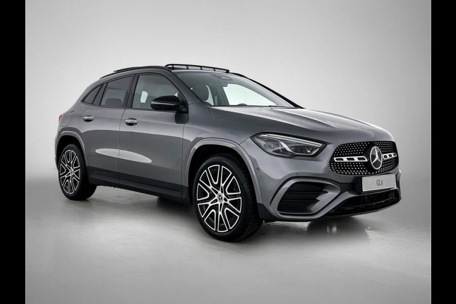 Mercedes-Benz GLA 250 e 140 Year Edition | Premium Plus pakket | Nightpakket | Parkeerpakket met 360°-camera | Trekhaak | Panoramaschuifdak | 20” tien-dubbelspaaks AMG velgen |