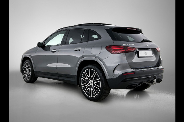 Mercedes-Benz GLA 250 e 140 Year Edition | Premium Plus pakket | Nightpakket | Parkeerpakket met 360°-camera | Trekhaak | Panoramaschuifdak | 20” tien-dubbelspaaks AMG velgen |