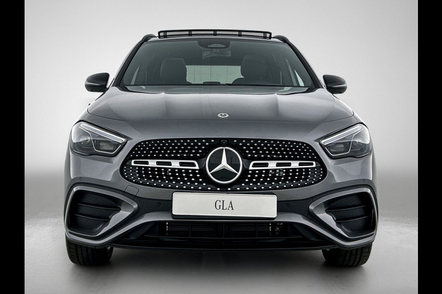 Mercedes-Benz GLA 250 e 140 Year Edition | Premium Plus pakket | Nightpakket | Parkeerpakket met 360°-camera | Trekhaak | Panoramaschuifdak | 20” tien-dubbelspaaks AMG velgen |